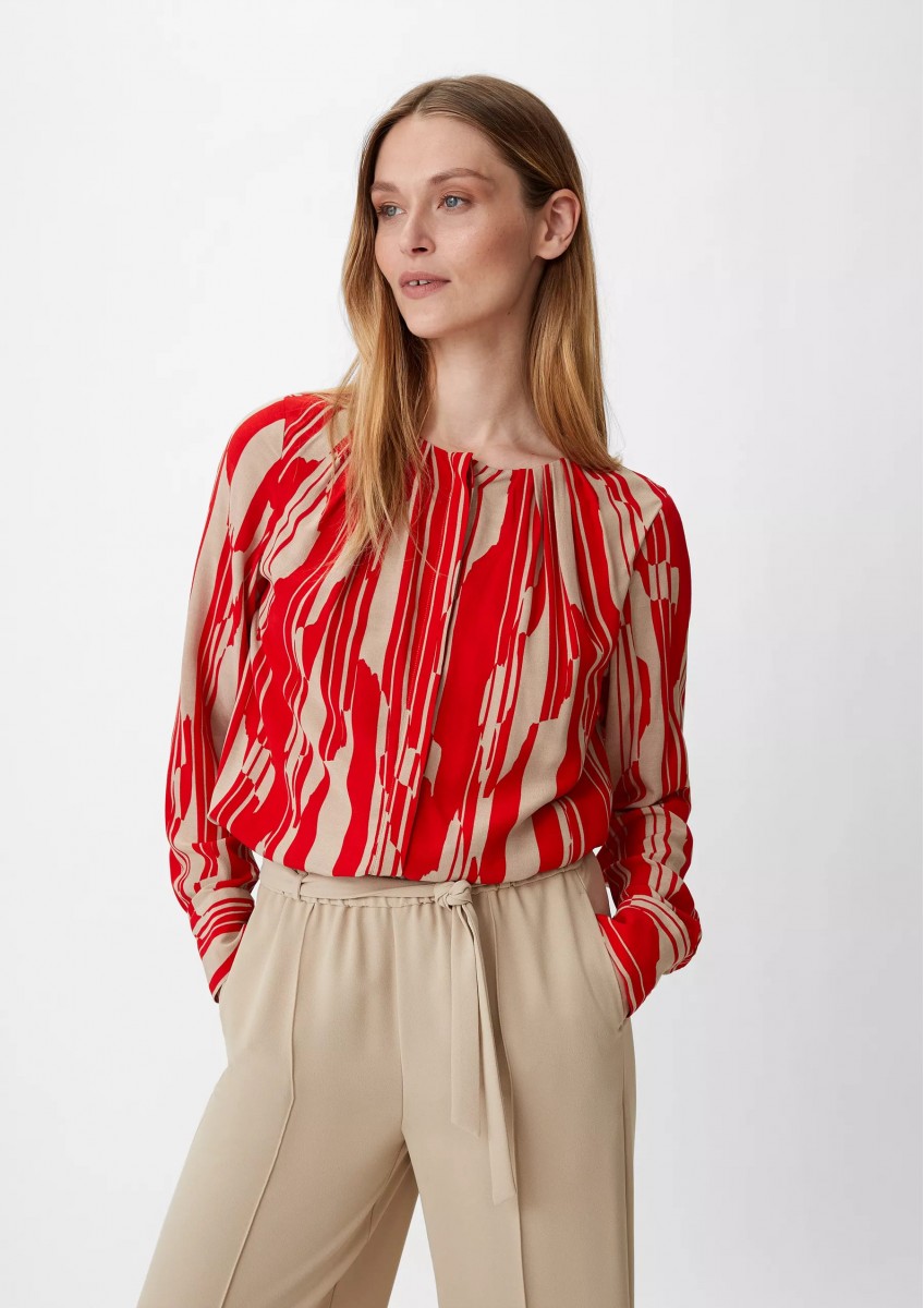 Женская блузка цвета клюква