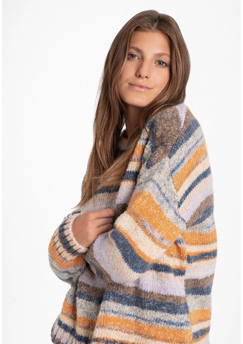 Женский разноцветный свитер в полоску