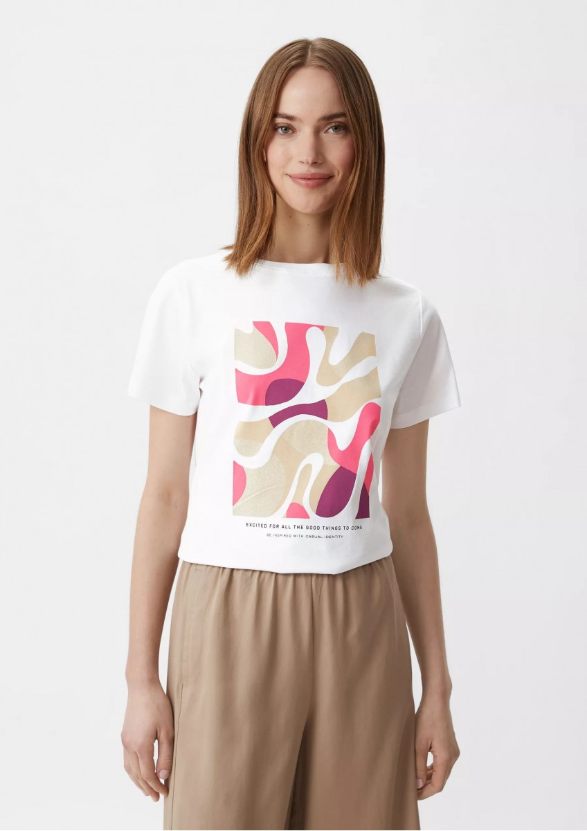 Женская белая футболка с ярким принтом и надписями спереди Comma